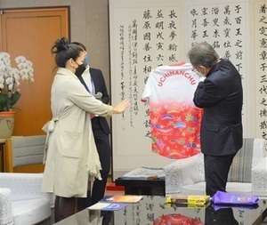 写真:表敬訪問の様子2