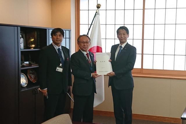 写真：玉城知事が要請を行う様子1
