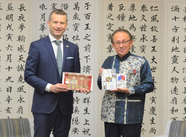 写真:表敬訪問の様子1