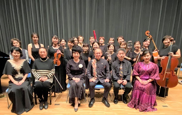 写真:玉城知事が舞台鑑賞をする様子1