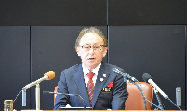 写真:インタビューの様子1