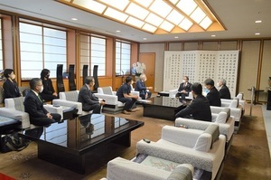 写真:表敬訪問の様子3