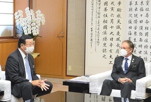 写真:玉城知事が仲間一氏と面談する様子2