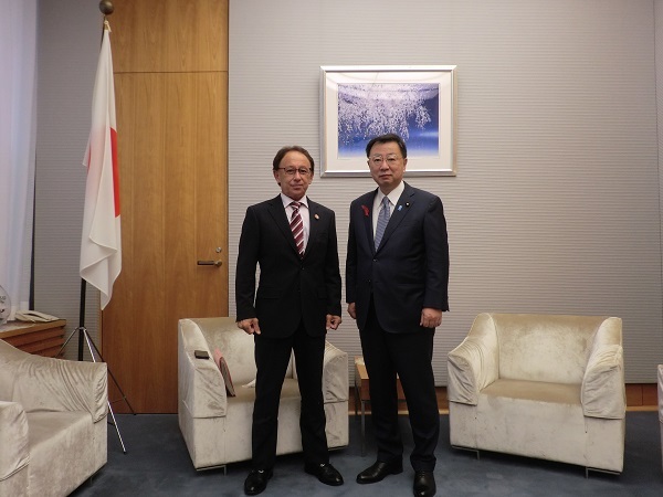 写真:就任挨拶回りの様子