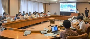 写真:定例記者会見の様子