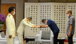 写真:感謝状贈呈の様子2