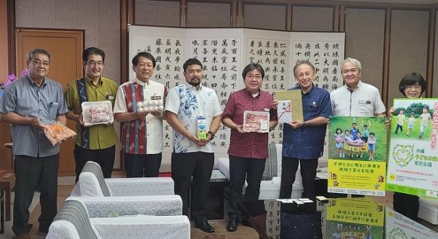 写真:寄附贈呈の様子