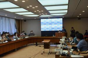 写真:定例記者会見の様子2