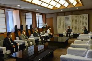 写真:贈呈式の様子2