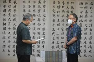 写真：手交式の様子2