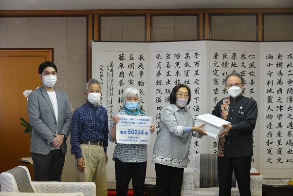 写真:署名手交の様子1