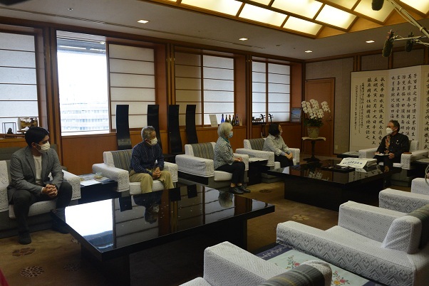 写真:署名手交の様子2