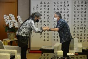 写真:贈呈の様子3