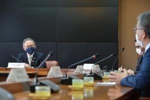 写真：沖縄県経済団体の方々と玉城知事2