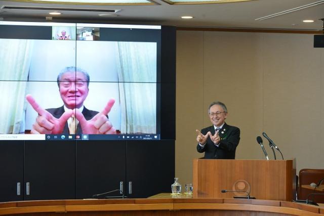 写真：共同記者会見の様子1