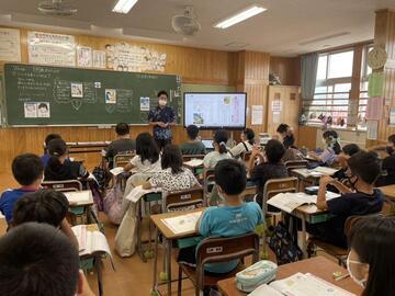 写真：崎原教諭