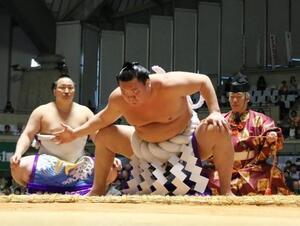 写真：土俵入りの様子