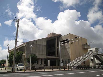 写真：与那原町立図書館