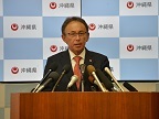 写真：記者会見を行う知事