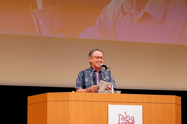 写真：講演会での玉城知事