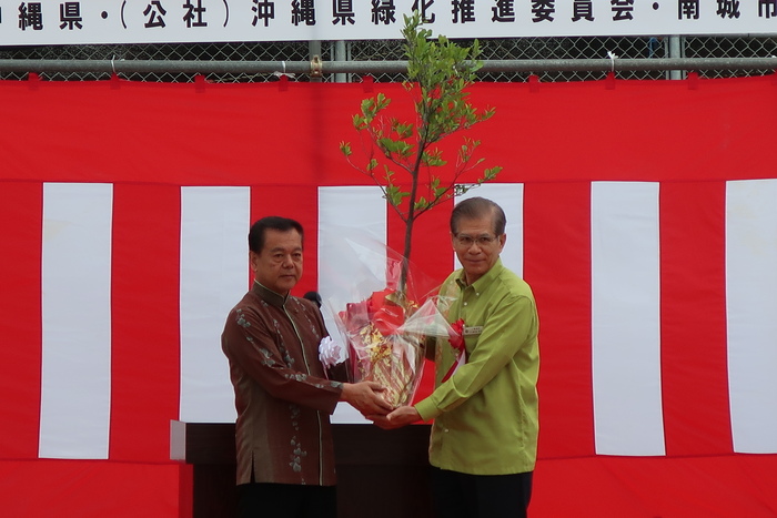 写真：第74回沖縄県植樹祭　苗木贈呈