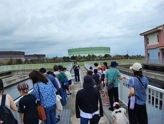 写真：見学会の様子1