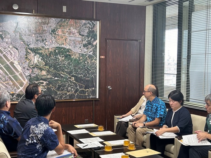 オレリャーナ氏　嘉手納町長と面談
