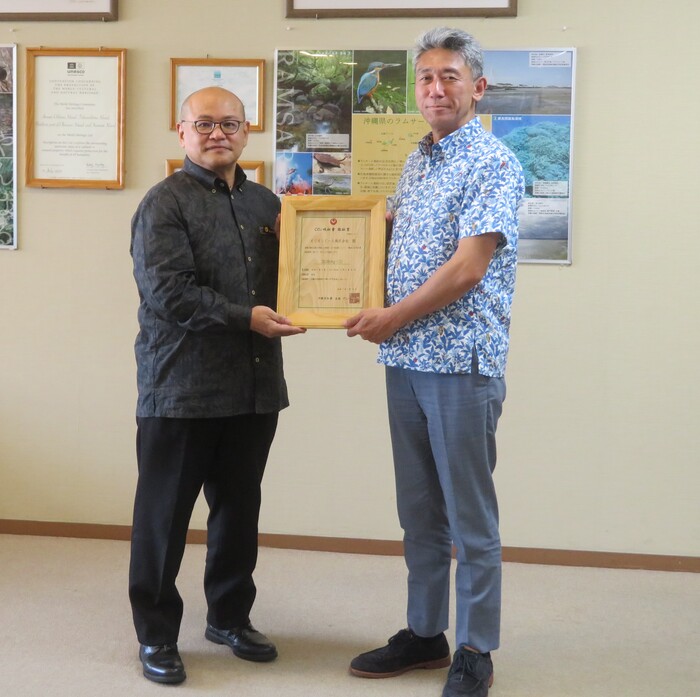 (左から県環境部長・多良間 一弘、オリオンビール株式会社 経営管理本部 コーポレートバリュー・クリエーション部 部長・齋藤 伸太郎)
