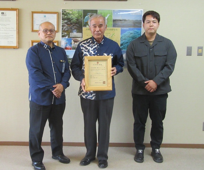 （左から県環境部長・多良間　一弘、合同会社薬草園沖縄ウスリファーム代表社員・新垣　修幸、社員・新垣　絢人）