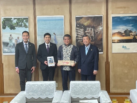 在福岡タイ王国総領事の照屋副知事表敬