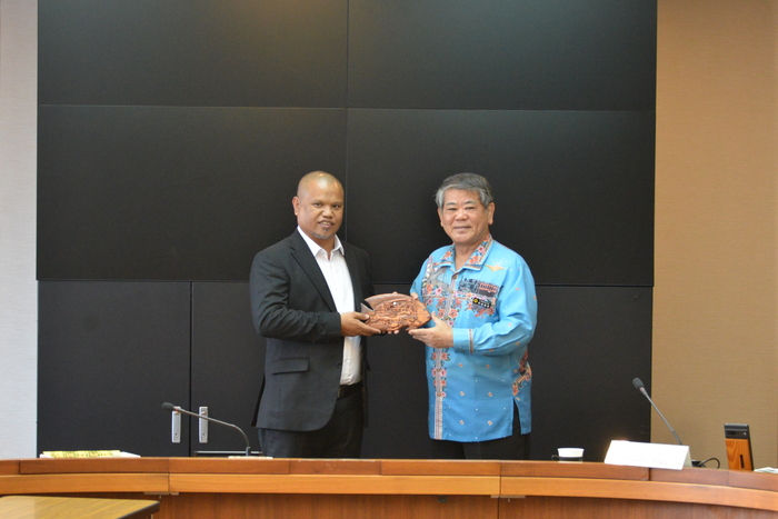 パラオ共和国農業漁業環境大臣等の照屋副知事表敬