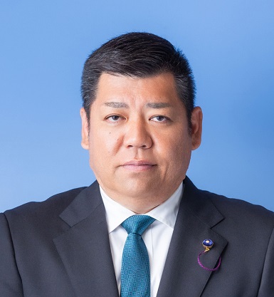 新里　治利（しんざと　はるとし）