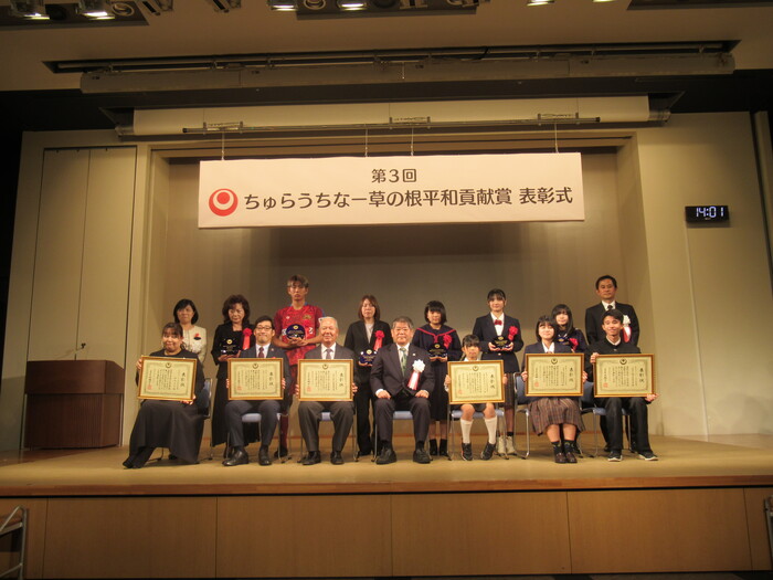 写真：知事と表彰式出席者による集合写真