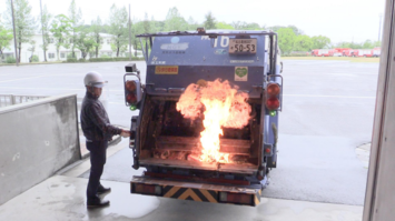 ごみ収集車でリチウムイオンバッテリーが発火する事故の実験画像